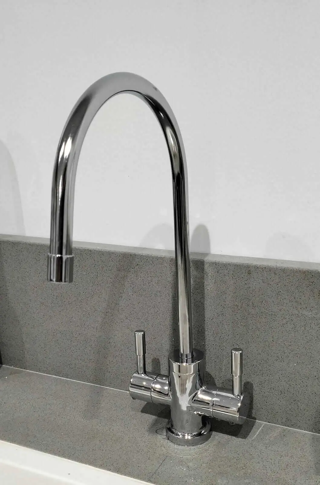 AquaHot - בר מים תת-כיורי למים חמים בלבד