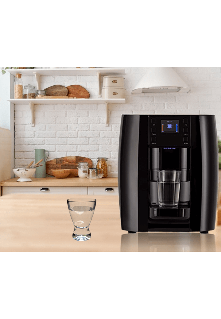 אינפינטי שחור עם כוס מים במטבח